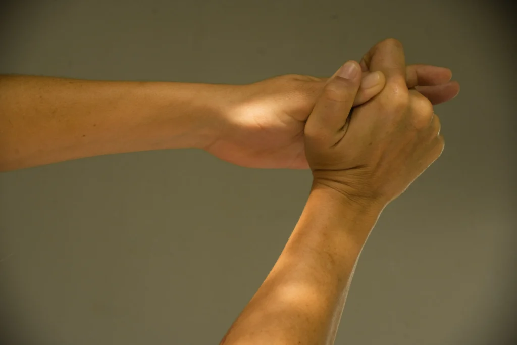 Personalized massage for individual well-being in Playa del Carmen Personalized massage therapy session with hands-on adjustment, focused on individual needs in Playa del Carmen.