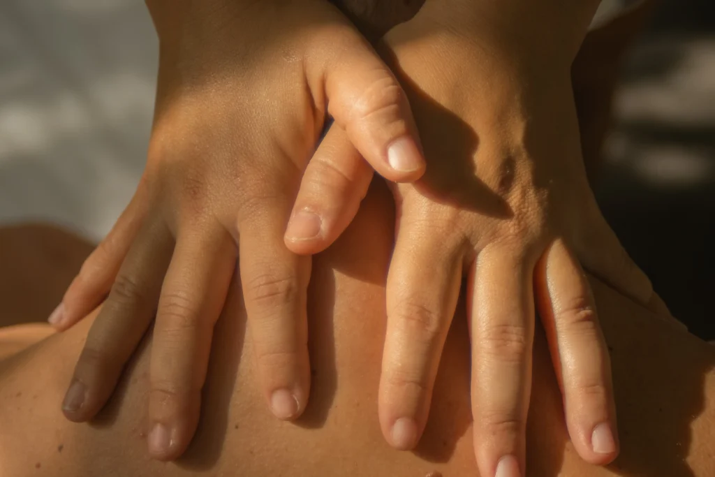 Deep relaxing home massage in Playa del Carmen Close-up of hands applying relaxing massage pressure on the back during an at-home session in Playa del Carmen.